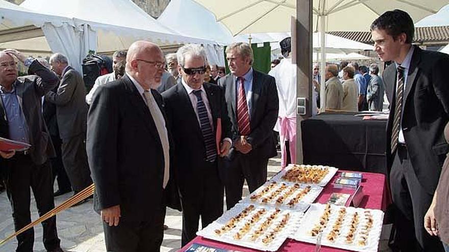 Antoni Escudero passejant amb Josep Huguet pels estands on s&#039;elaboraven plats típics de la zona.