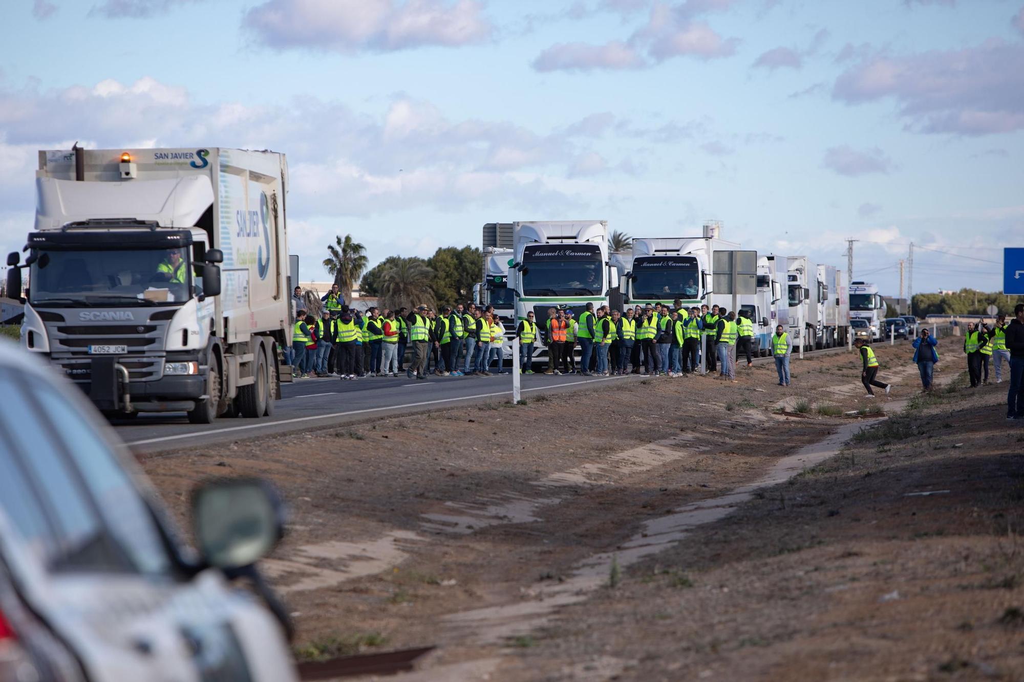 FOTOS: Las protestas de los agricultores desalojados de la AP-7 entre San Javier y Los Alcázares, en imágenes