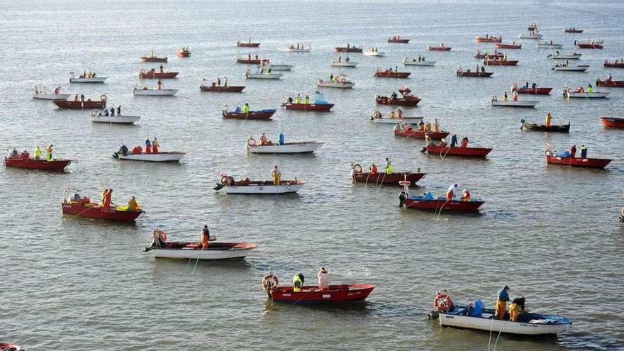 Embarcaciones de libre marisqueo faenando en el banco de O Bohído, entre A Illa, Cambados y Vilanova la pasada campaña. // Iñaki Abella