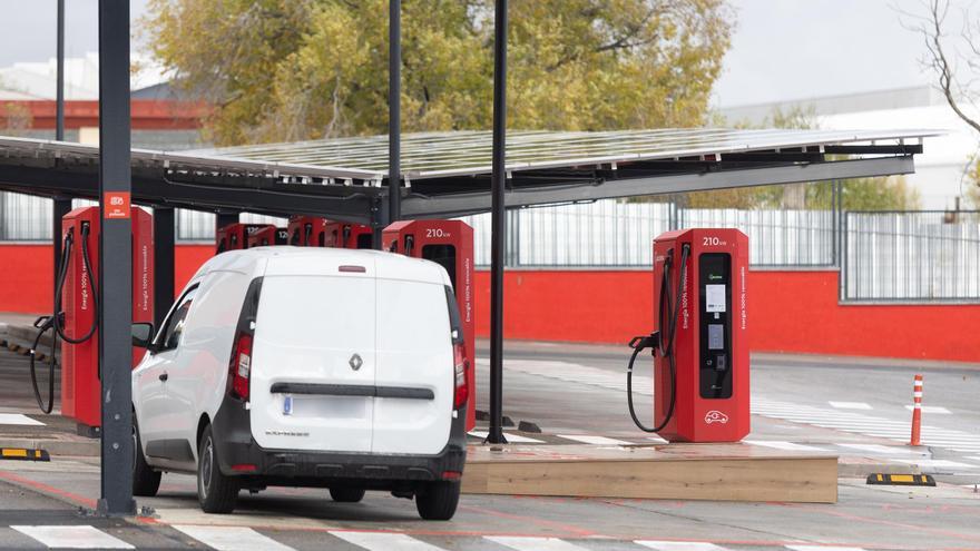España tiene ya más estaciones de recarga de coches eléctricos que gasolineras