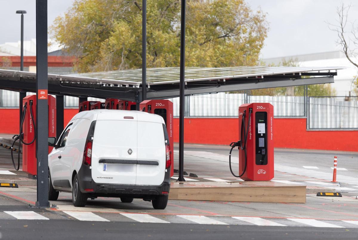 La 'electrolinera' pública más grande de Madrid.