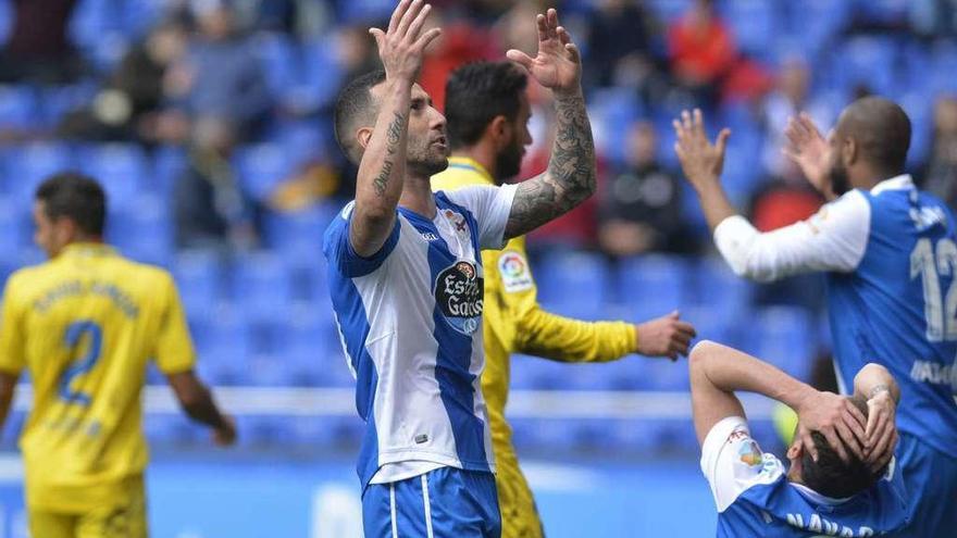 Guilherme se lamenta tras una oportunidad fallada en el partido contra la Unión Deportiva Las Palmas.