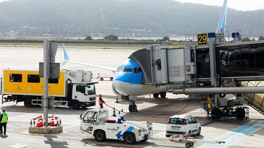 Un avión en la plataforma del aeropuerto ibicenco. | TONI ESCOBAR