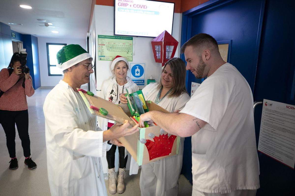 Las postales navideñas de los alumnos de Cas Serres llegan un año más al Hospital Can Misses Las postales navideñas de los alumnos de Cas Serres llegan un año más al Hospital Can Misses
