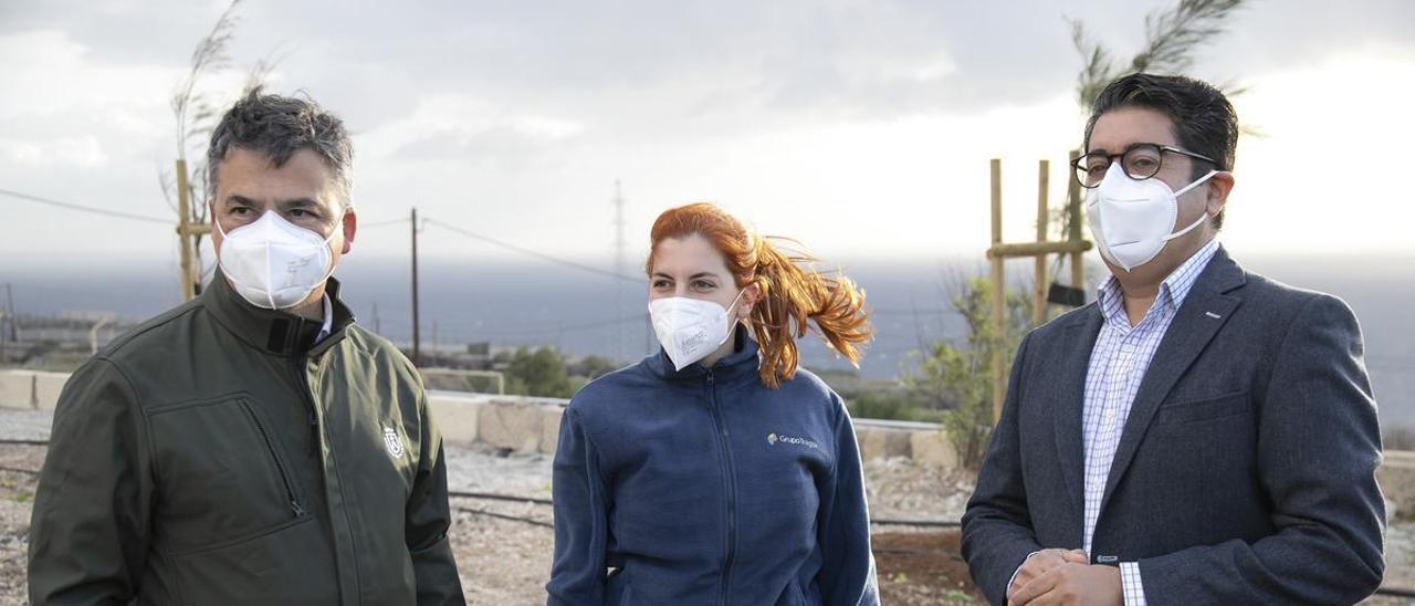 Javier Parrilla (i), Pedro Martín (d) y Marta, una de las veterinarias del centro Tierra Blanca, ayer.