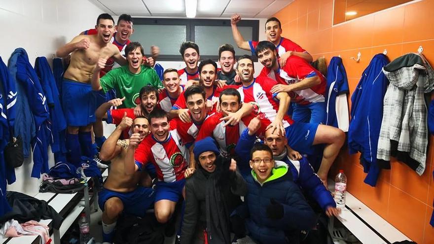 Los jugadores del Atlético Jonense celebran el triunfo en Elda.