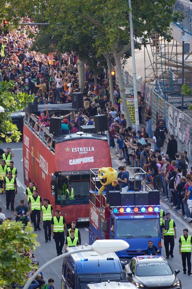 ¡De locos! Las mejores imágenes de una ciudad entregada al Barça