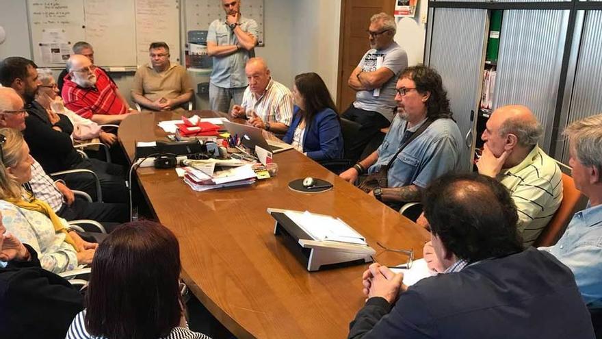 Afectados por la ordenanza, ayer, reunidos en las oficinas del Grupo municipal Socialista del Ayuntamiento de Gijón.