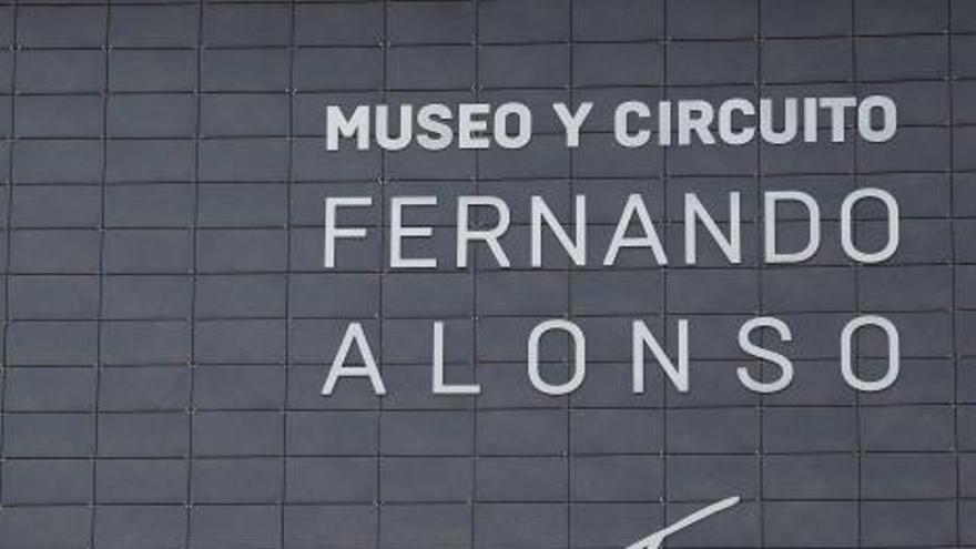 Los Reyes de España visitan el museo de Fernando Alonso