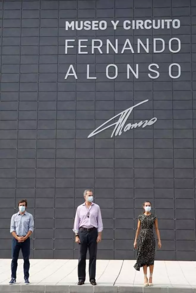 Los Reyes de España visitan el museo de Fernando Alonso