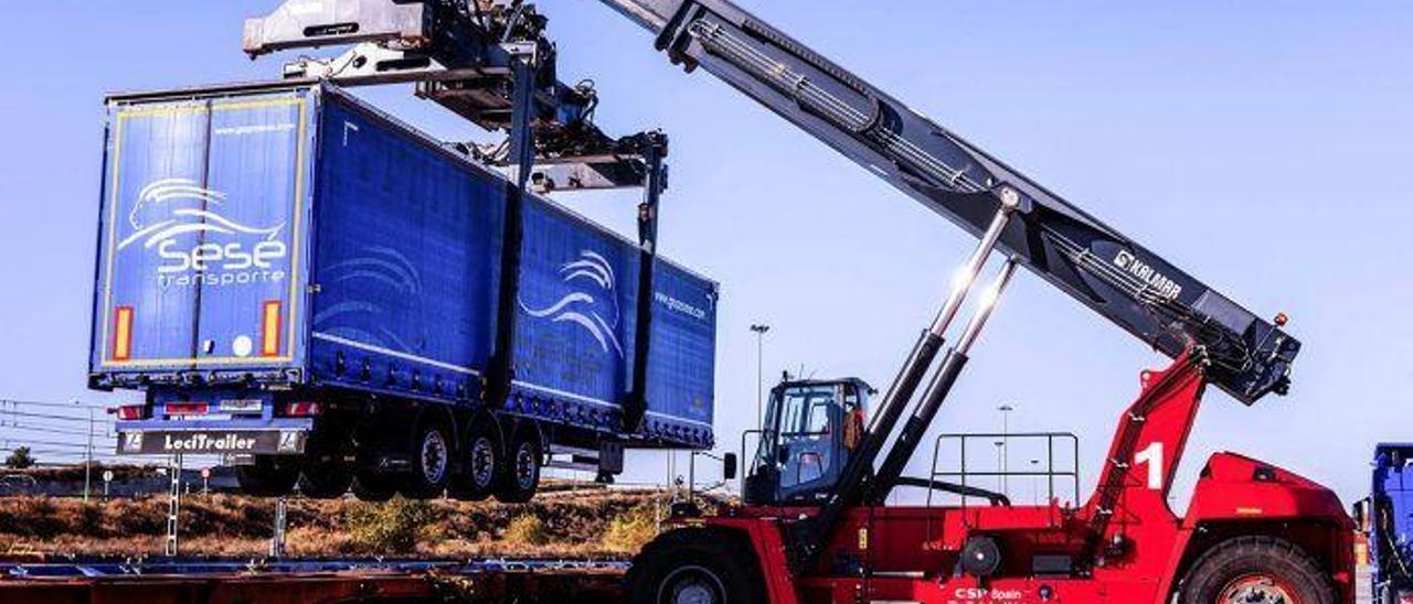 Movimiento de contenedores en la terminal ferroviaria del polígono Plaza de Zaragoza.