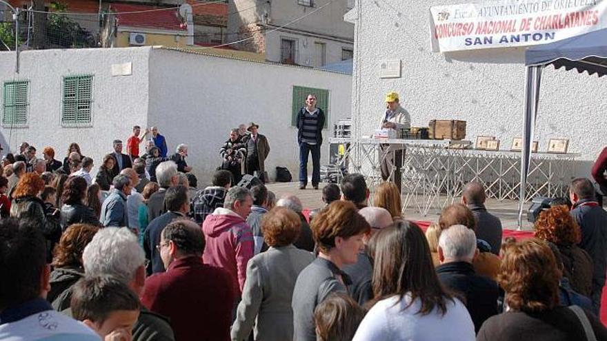 Uno de los charlatanes participantes en el concurso ofrece al público sus productos mientras trata de convencer