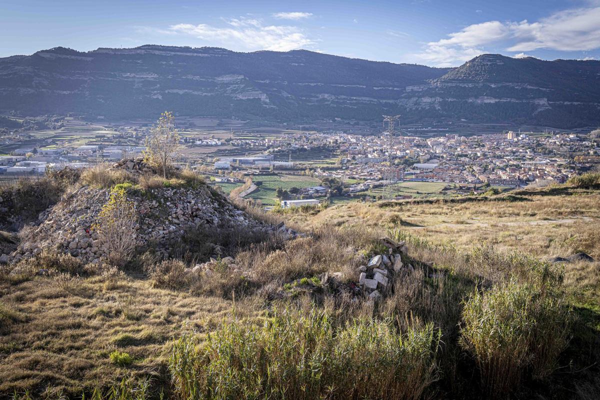 Barcelona, 23/12/2025. Barcelona. Un juzgado investiga vertidos ilegales en un depósito de escombros en Seva, que causa problemas a los vecinos del entorno (estaremos allí Guillem y Jordi, hemos quedado con un vecino denunciante que vive en una urbanización próxima al vertedero. AUTOR: MANU MITRU