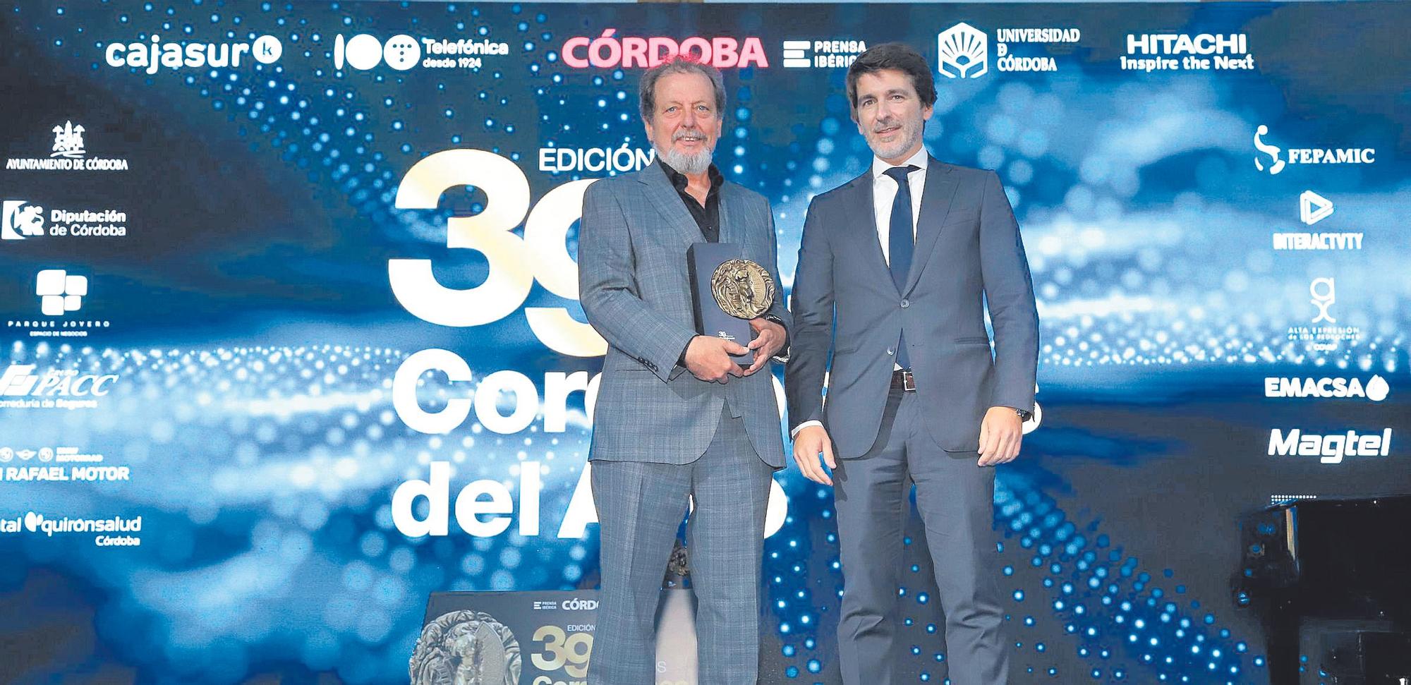 29.	Fernando Ortíz Rodríguez recogió el reconocimiento del Colegio Británico de Córdoba de manos del director general de Prensa Ibérica, Sergi Guillot.