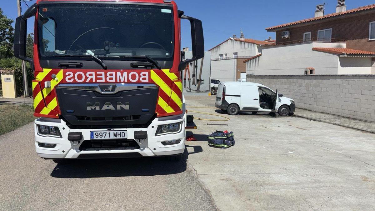 Vehículo incendiado en Arcenillas y el camión de Bomberos que sofocaron el fuego