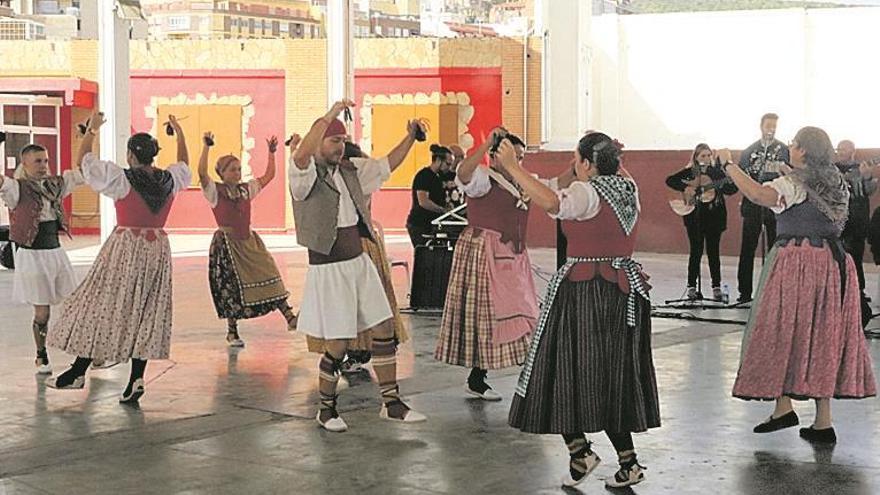 Las danzas de Alicante, Valencia y l'Alcora conviven en l'Alcalatén - El  Periódico Mediterráneo