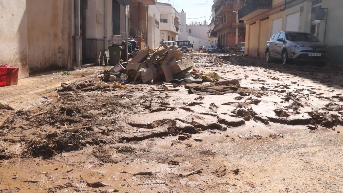 Un carrer de les Cases d&#039;Alcanar, amb quasi un pam de fang