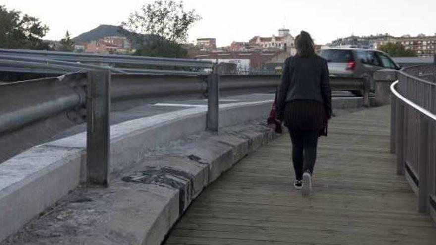 Una vianant a la passera adjunta al pont de Sant Francesc.