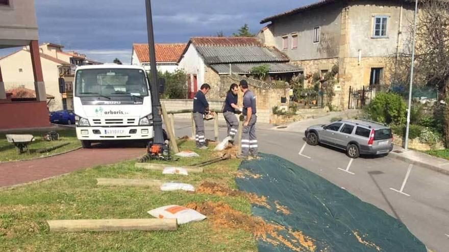 Colocan una valla de madera en la calle Manuel Rionda de Noreña