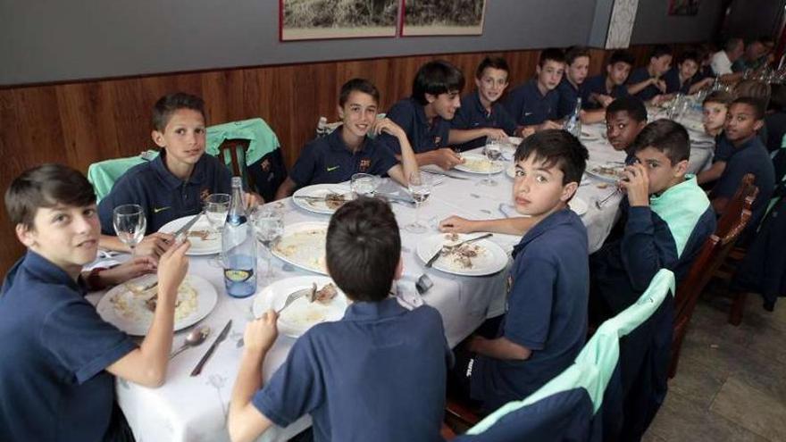 Los jugadores del Fútbol Club Barcelona comieron ayer en Vilatuxe tras bajar del avión.