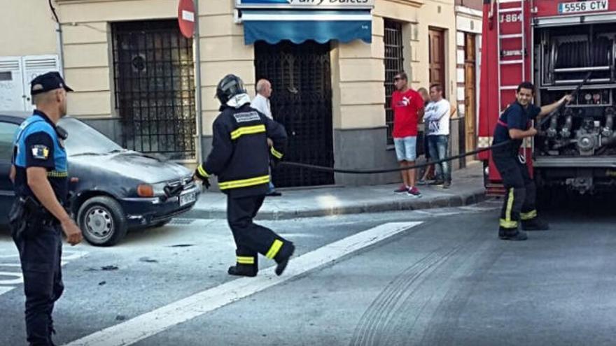 Un coche se incendia en Vegueta