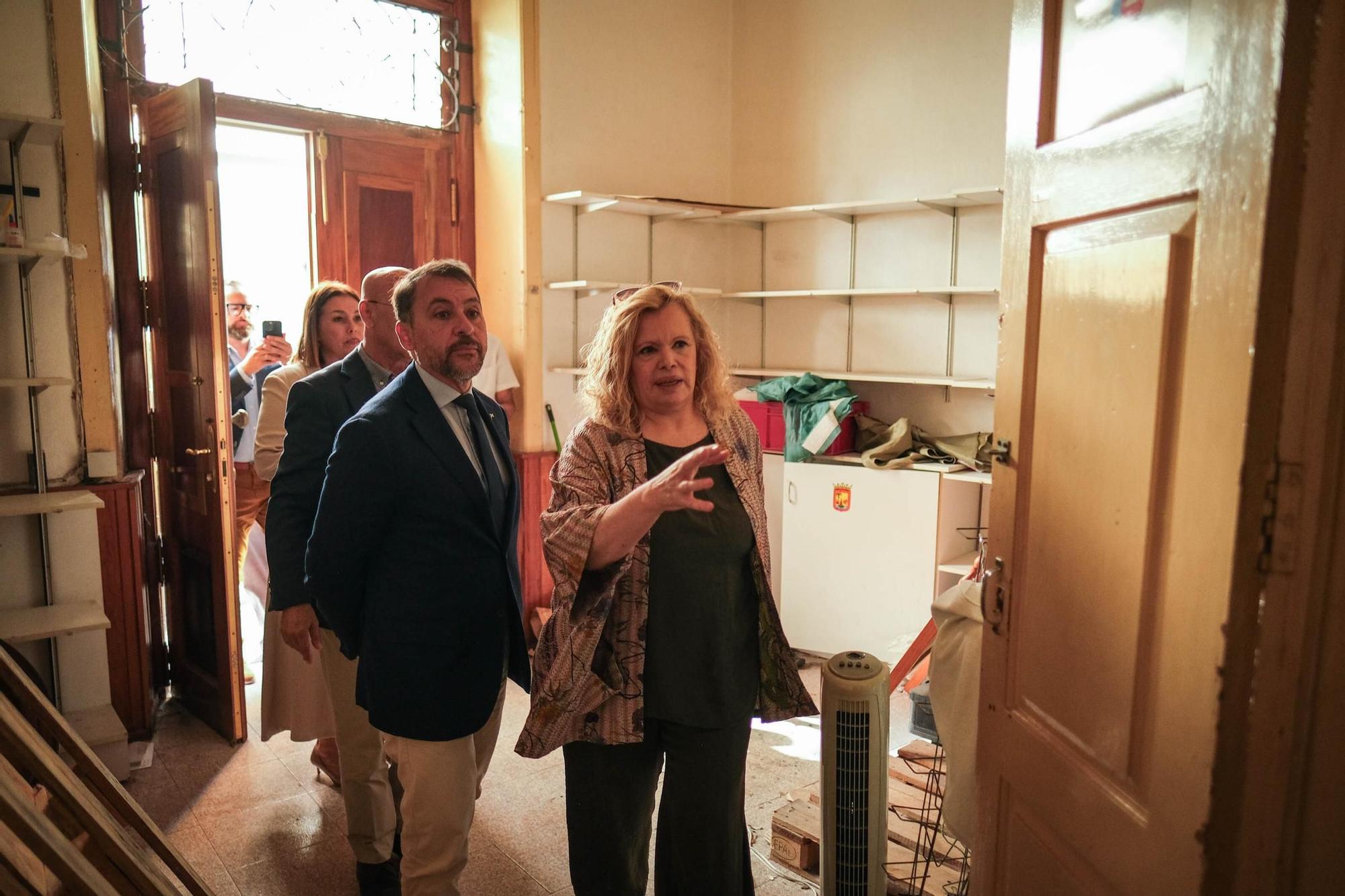 Visita al edificio cedido por Santa Cruz al Diputado del Común