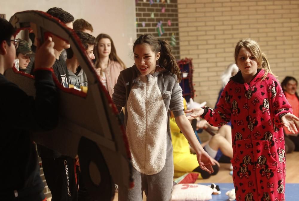 Actuación navideña de los alumnos del Instituto de La Corredoria para los niños de infantil