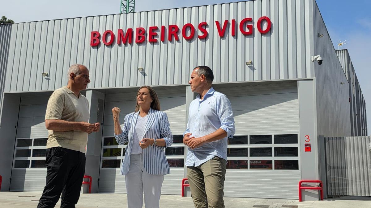 Luisa Sánchez, en el centro, en la estación de bomberos de Teis.