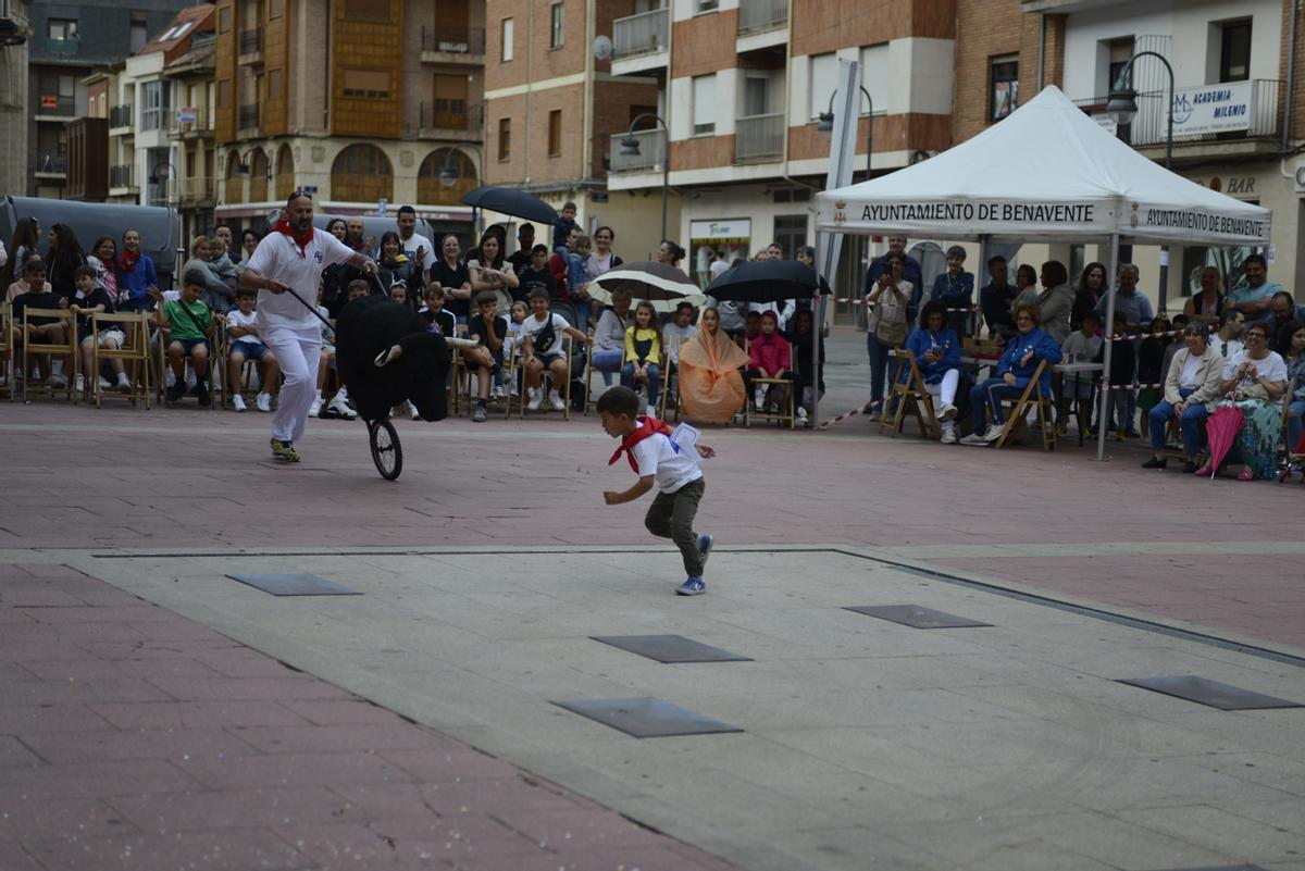 Iniciando la carrera ante la embestida del burel.