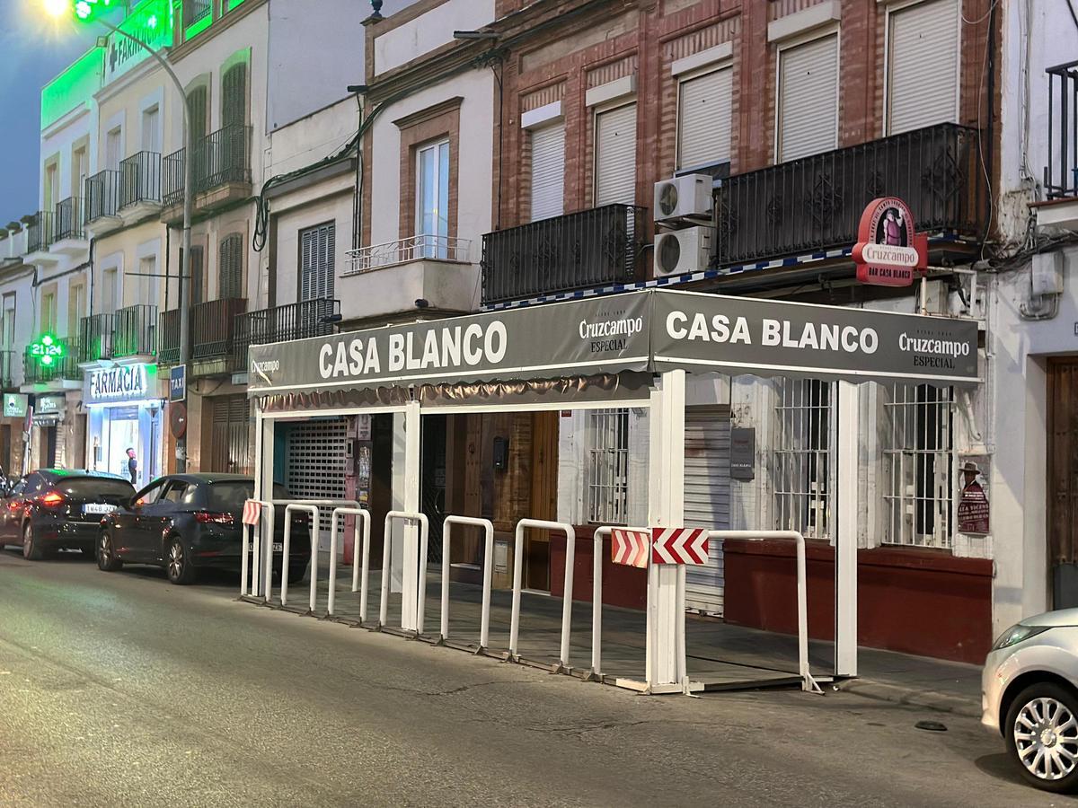 El Bar Casa Blanco, en Coria del Río, cerrado un 4lunes 26 de agosto a las 21h.