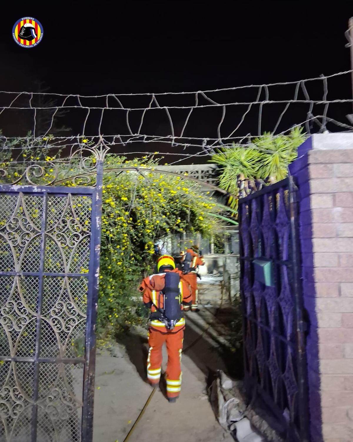 Bomberos del consorcio entrando a la vivienda