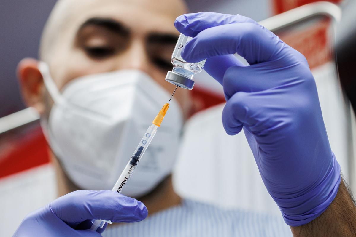 Un enfermero prepara una inyección de la vacuna del covid-19.
