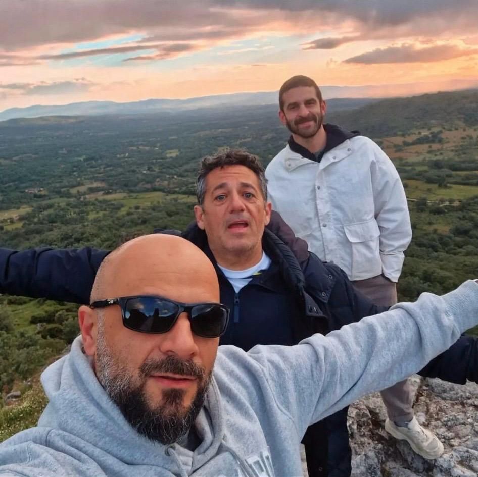 El actor Pepón Nieto (en el centro), de visita en la Sierra de Gata