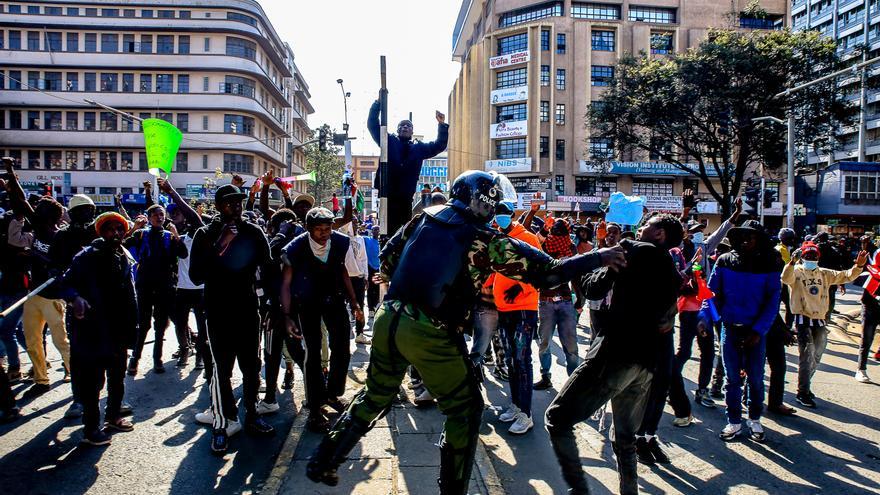 Miembros de las fuerzas de seguridad de Kenia tratan de dispersar un grupo de manifestantes en Nairobi.