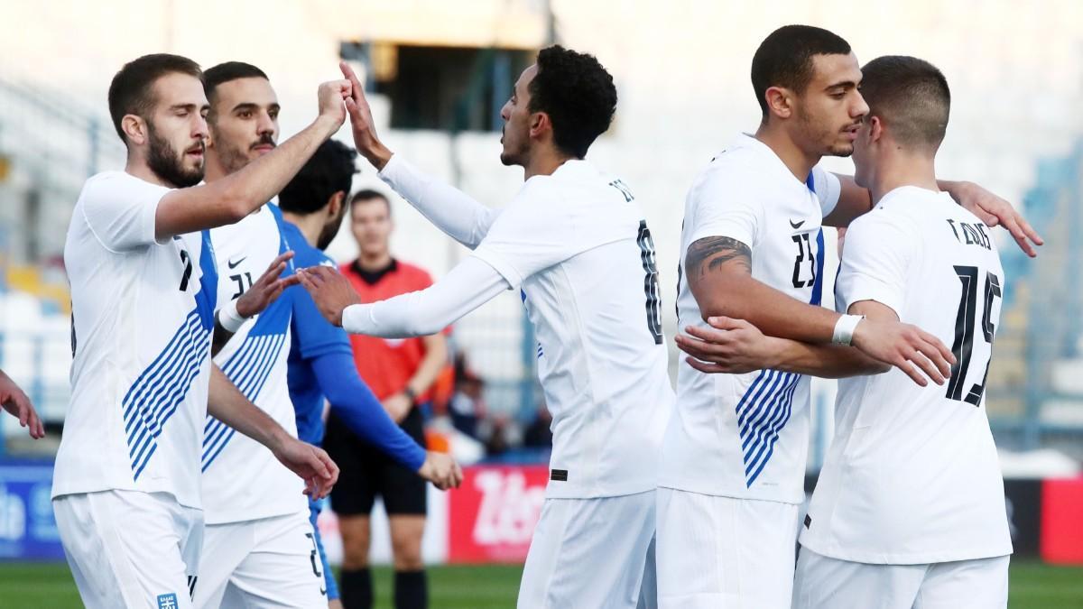 Los jugadores de la selección griega celebran un gol en un partido amistoso.