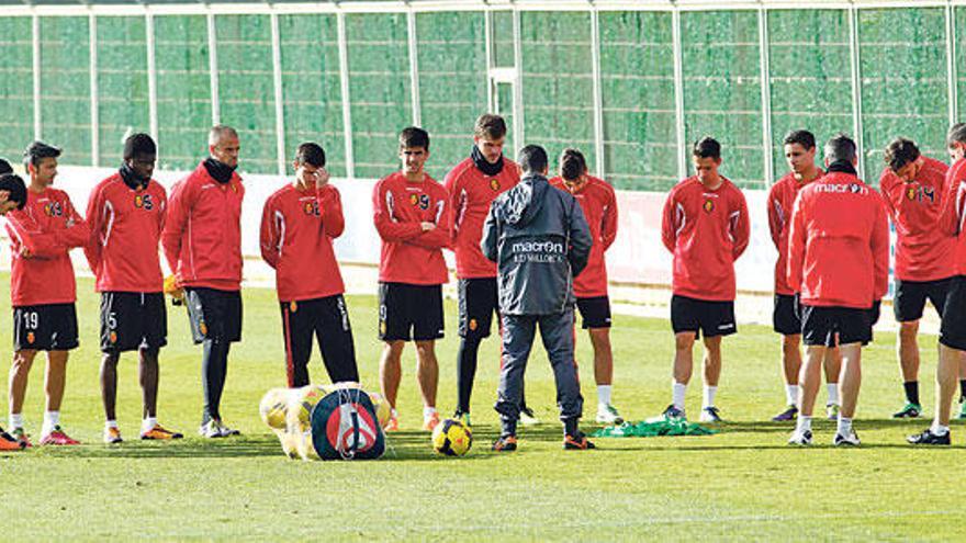 Oltra charla con sus futbolistas en un entrenamiento.