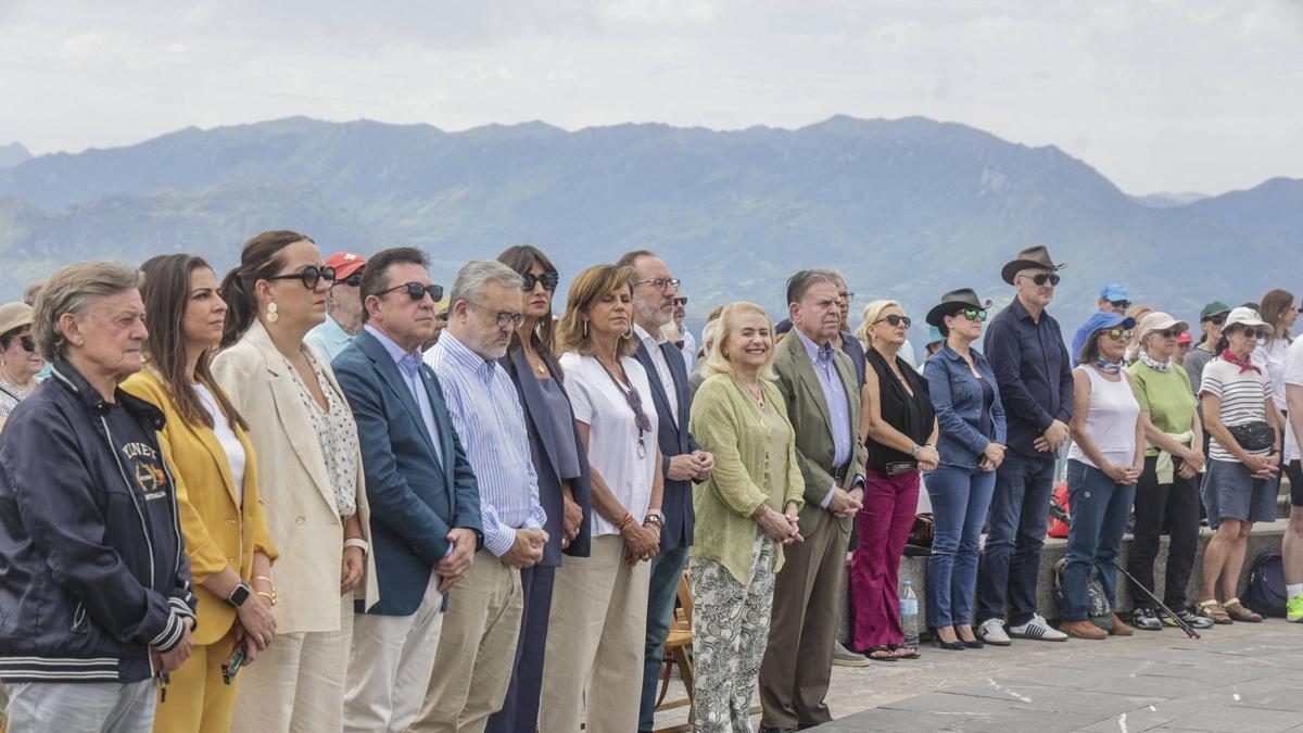 Alfredo Canteli, en primera fila, a la derecha, junto a su esposa, Marta Suárez, y otros ediles asistentes.