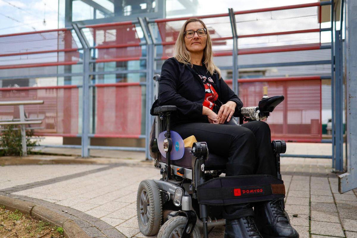 Carol no puede acceder al tren de Cercanías porque el ascensor no funciona desde el día de la dana.