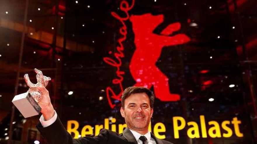 François Ozon, con su premio de la Berlinale. // Reuters