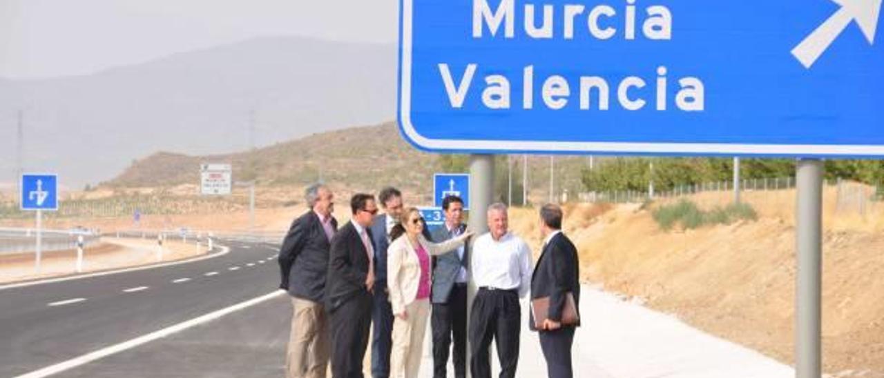 La exministra de Fomento, Ana Pastor, en la inauguración del primer tramo de la A-33 en Murcia, en 2012.