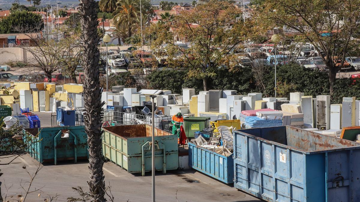 Acciona está trabajando desde hace semanas en la gestión del ecoparque de Torrevieja