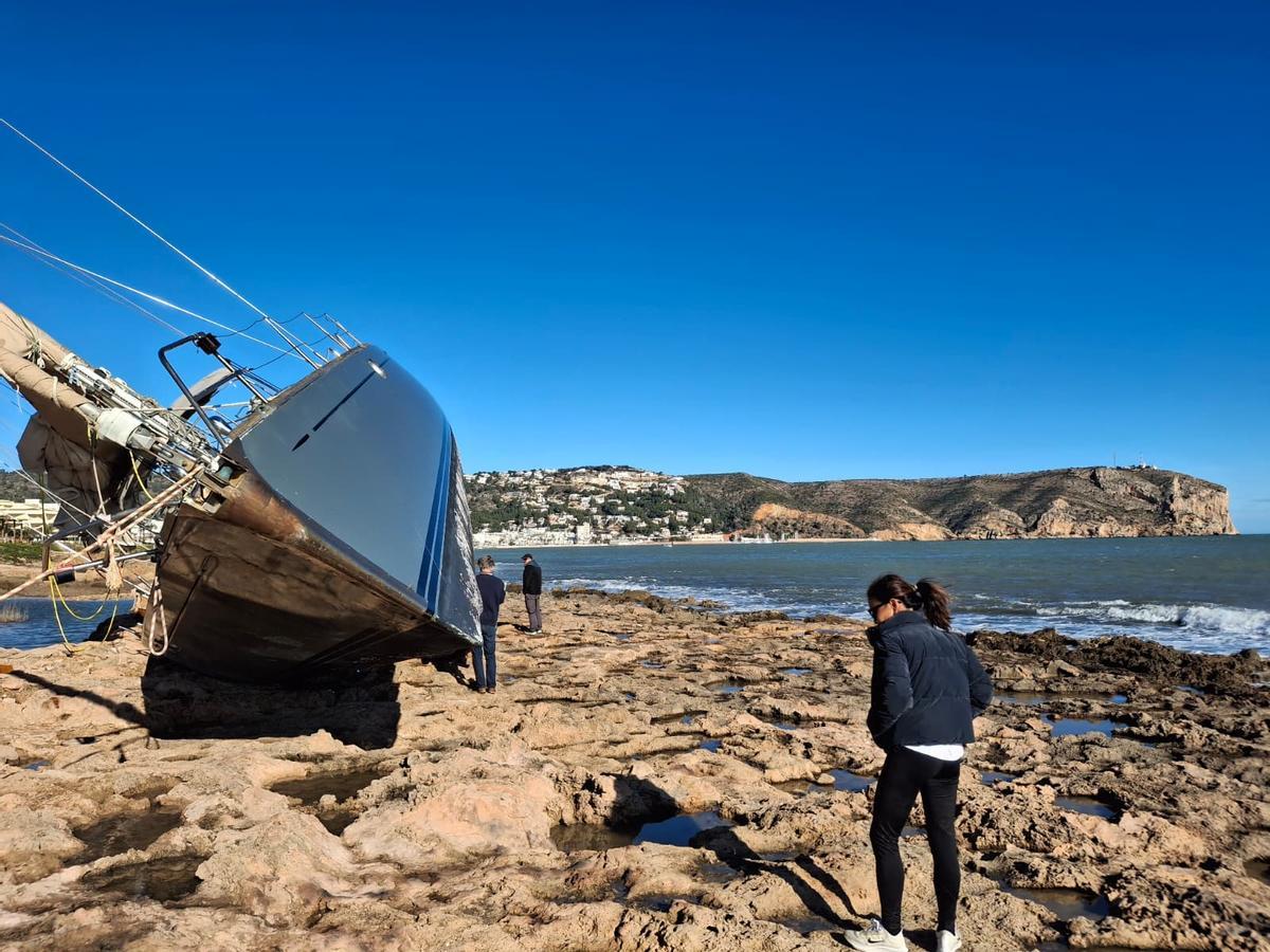 De encallado a requetencallado: las espectaculares imágenes del velero de Xàbia tras la borrasca Harris