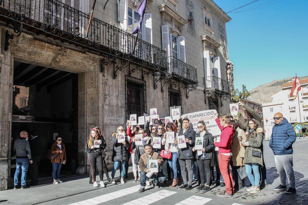 El alcalde de Orihuela ha mostrado su apoyo a la familia del joven desaparecido el 1 de enero en la Costa, Henry Alejandro, en una concentración en el Ayuntamiento