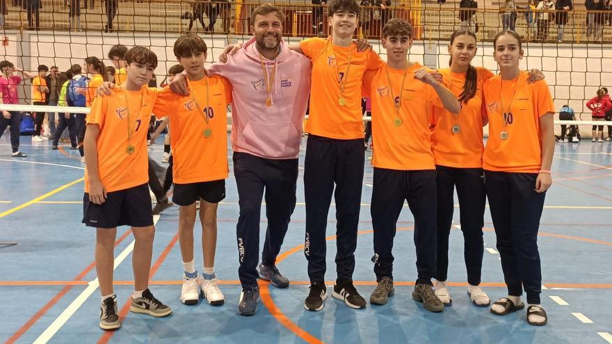 Jugadores, jugadoras y técnico del CV Gandia