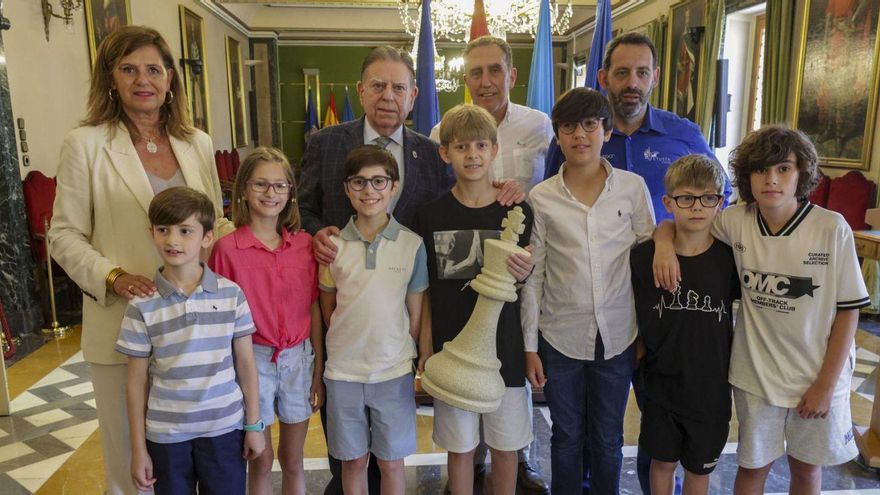 En la primera fila, los niños Diego Álvarez, Elisa López, Pablo Álvarez, Chema Acebal, Luis Vázquez, Carlos Acebal y Yago Álvarez. Detrás, la concejala de Deportes, Conchita Méndez; el alcalde, Alfredo Canteli; el responsable de la organización del evento, Adolfo López, y el entrenador Iván Andrés González | IRMA COLLÍN