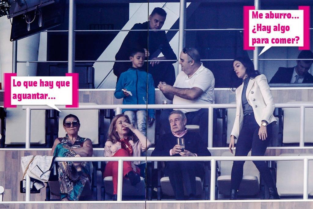 Georgina Rodríguez viendo un partido de Cristiano acompañada de Dolores Aveiro y Cristiano Jr.