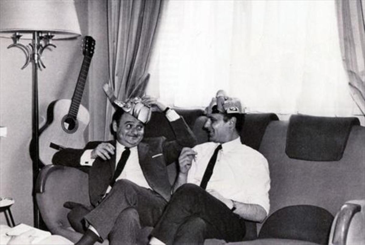 René Goscinny (amb careta d’Astèrix) i Albert Uderzo (amb la d’Obèlix), fotografiats per Roger Picherie per a ’Paris Match’ el 1966.