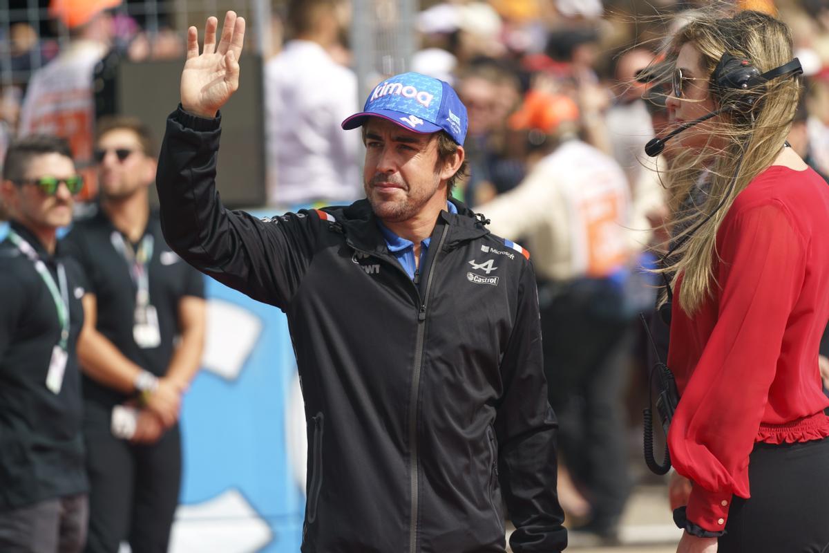 Fernando Alonso saluda en el circuito de Austin