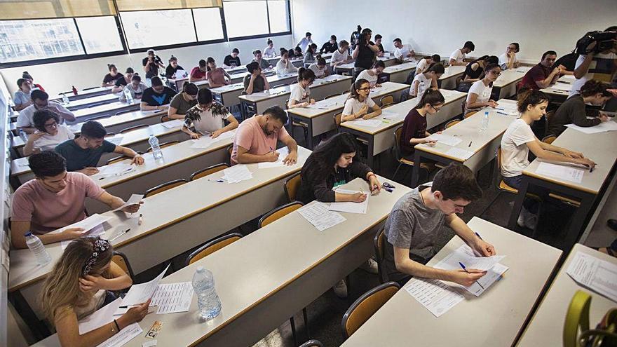 Alumnos en una de las aulas utilizadas en las PAU del pasado curso, en la UPV.