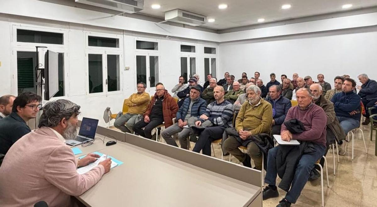 El conseller Pedro Bestard presidió la reunión con los representantes de asociaciones de cazadores.